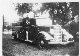 United Fire Co. 1935 Diamond &quot;T&quot; floodlight and rescue truck 